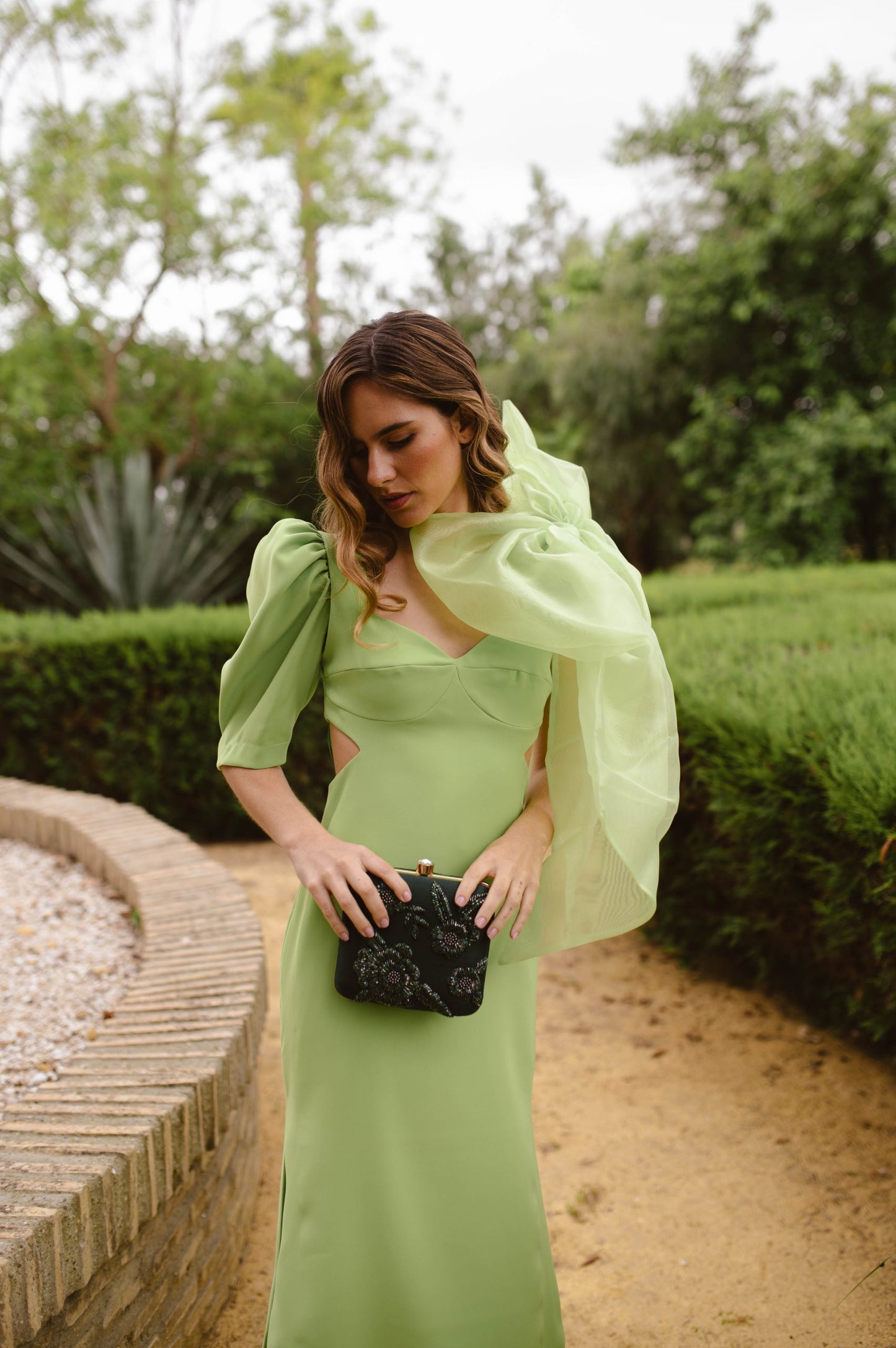 Vestido cut out verde en crepé midi con mangas y lazo desmontable