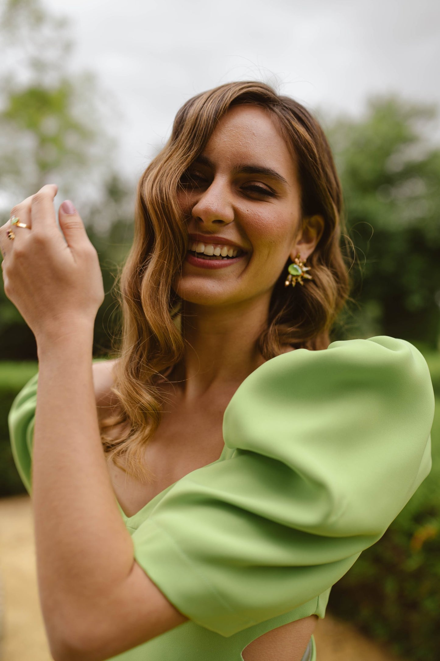 Vestido cut out verde en crepé midi con mangas y lazo desmontable