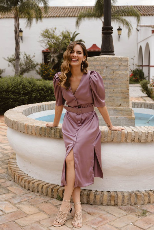 Vestido raso mangas desmontables maquillaje oscuro