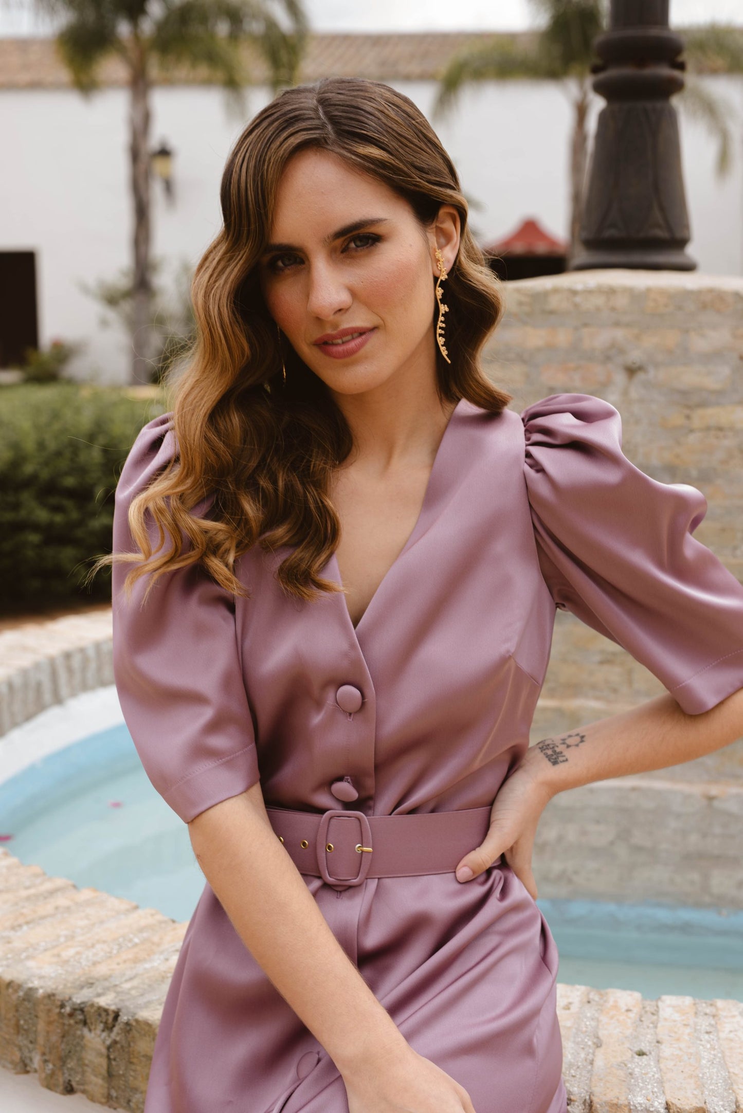 Vestido raso mangas desmontables maquillaje oscuro