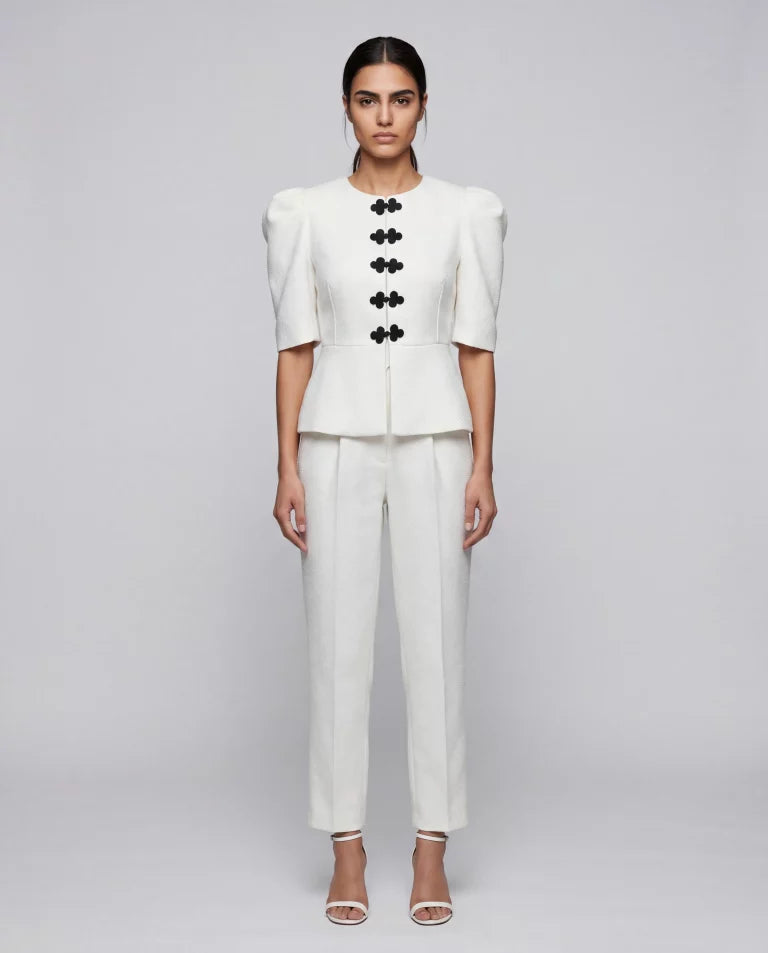 Pantalón recto de tweed blanco con lurex y botón joya