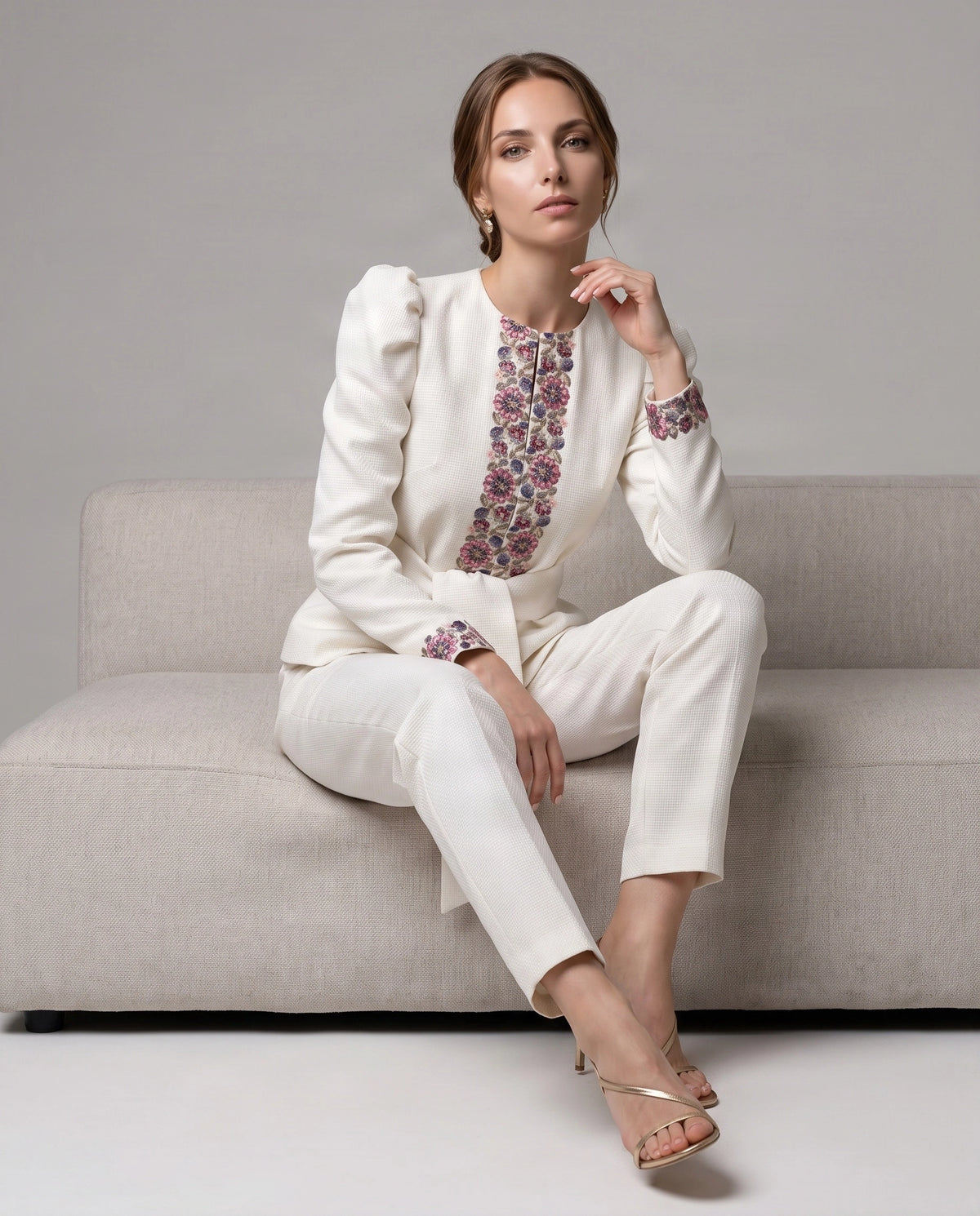 Chaqueta de Tweed con Bordado Floral y Lazada