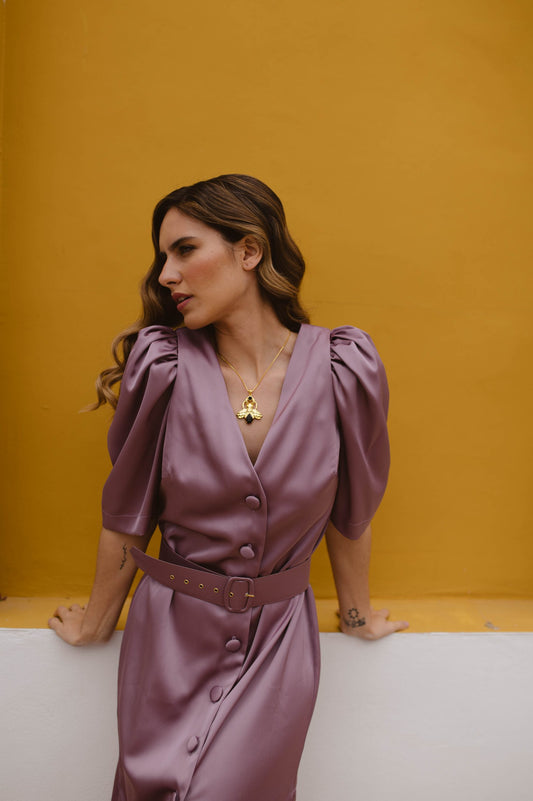 Vestido raso mangas desmontables maquillaje oscuro